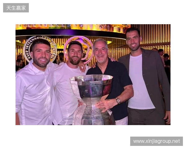 安东内拉晒一家人同美职联奖杯合照:恭喜亲爱的,我们爱你 安东内拉晒一家人同美职联奖杯合照:恭喜亲爱的,我们爱你