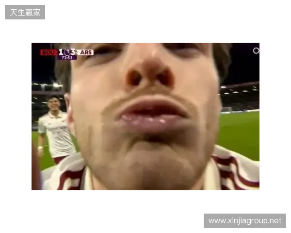 小雷:摄像机都是口水,得管你收费了!赖斯:只是轻吻了一下😂 小雷:摄像机都是口水,得管你收费了!赖斯:只是轻吻了一下😂