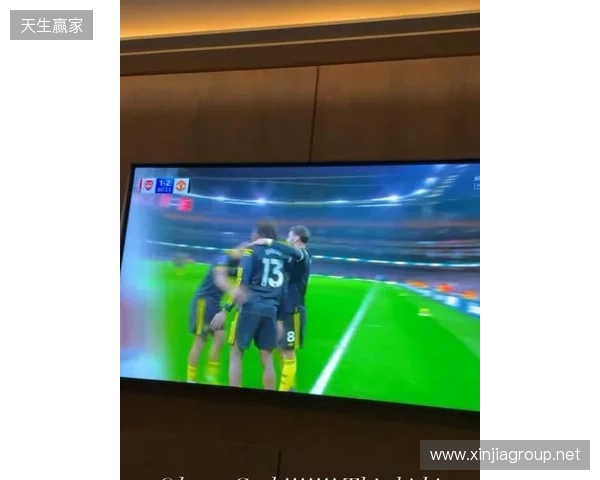 齐尔克泽晒在家看直播照片:我的天哪!!多古太牛了!